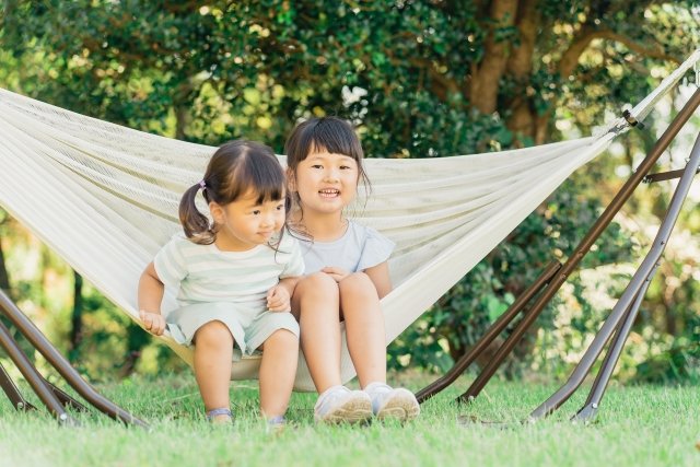 子どもたちがハンモックで遊ぶ様子