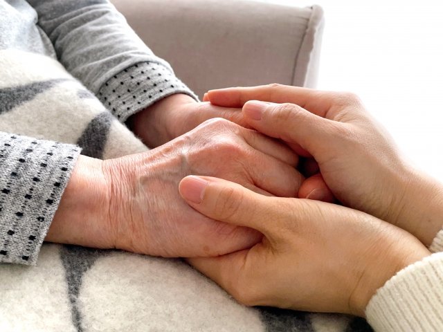 高齢者と若い世代が手を取り合う様子