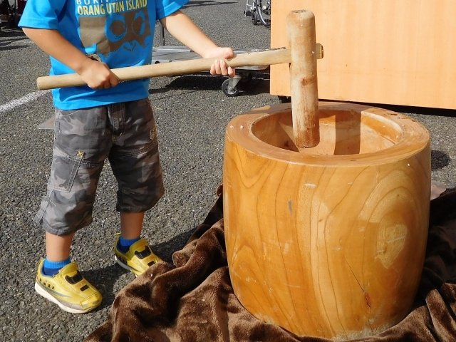 子どもたちの餅つき体験