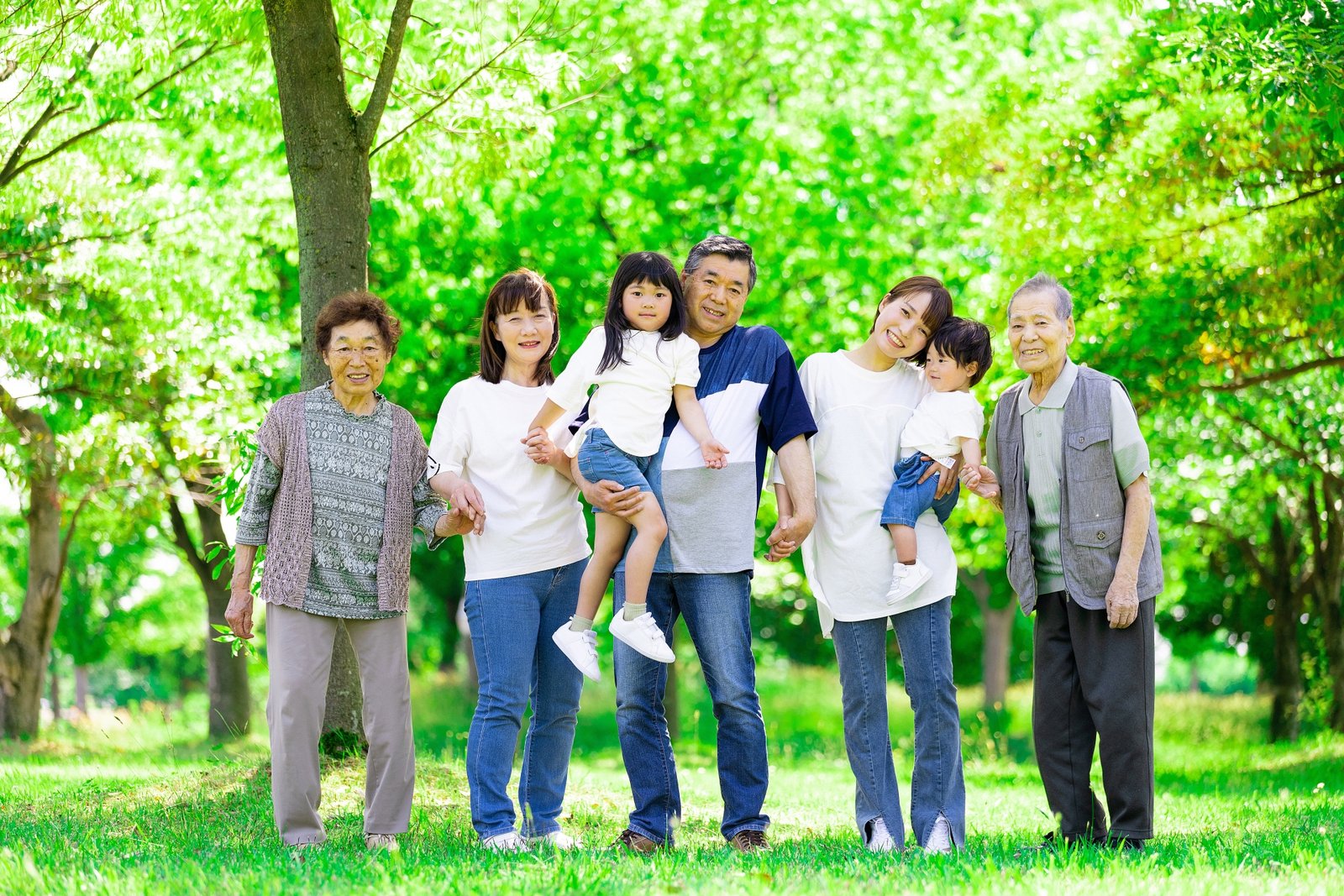 三世代家族が公園で集う様子