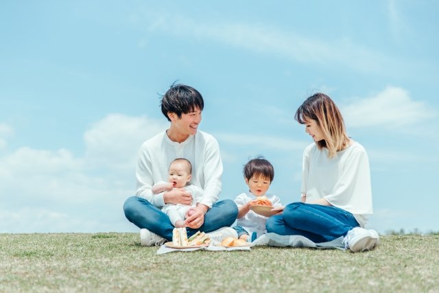 若い家族のピクニック